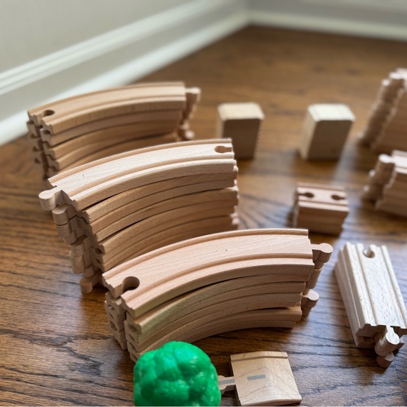 Thomas & Friends Wooden Train Set with Red and Black Engine - Picture 4 of 12